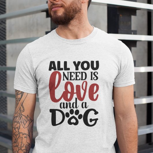 必要なのは愛と犬だけだ Tシャツ