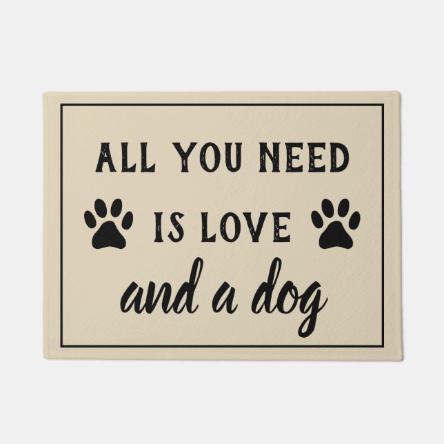必要なのは愛と犬の足の印刷の書式 ドアマット (正面)