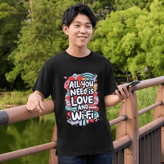 必要なのはLoveとWifiのTシャツ Tシャツ