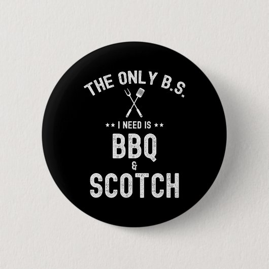 必要なBはBBQとスコッチだけ Funny グリル愛好家向け 缶バッジ (正面)