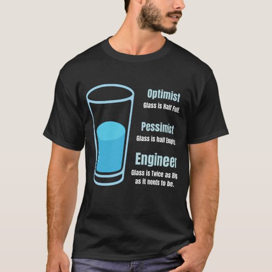 必要サイズの2倍の大きさのグラスがおもしろいエンジニア Tシャツ (正面)
