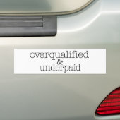必要以上の資格があられ、低賃金を支払われる バンパーステッカー (車上)