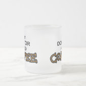 必要性のコーヒー-医者 フロストグラスマグカップ (中央)