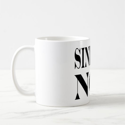 必要条件の有名なラテン系の引用文: 住む単語 コーヒーマグカップ (左)