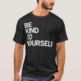 必須のTシャツを親切に身に着ける Tシャツ