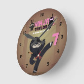 忍者映画のスター戦士が空手の子どもたちを蹴る ラウンド壁時計 (傾斜)