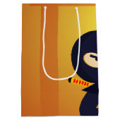 忍者映画スター戦士が空手キッズを蹴る ミディアムペーパーバッグ (裏面)