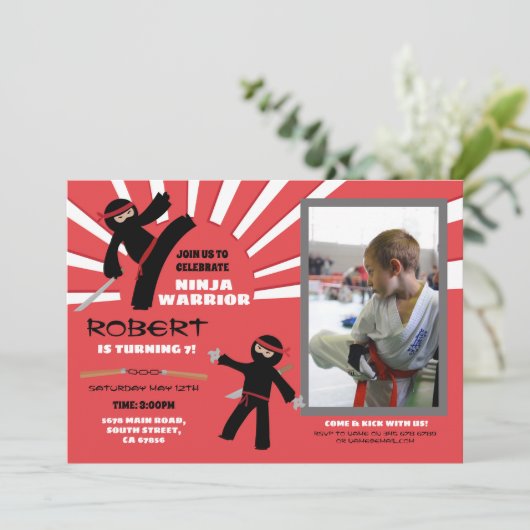 忍者誕生日パーティードウォリアー赤い少年のおもしろい写真 招待状 (スタンド正面)