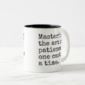 忍耐の芸術をマスターし、一度に1キャスト。 ツートーンマグカップ (正面右)