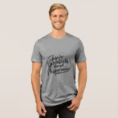 忍耐インスパイアによる偉大さ トライブレンドTシャツ (正面全面)