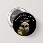 忍耐強いがあって下さい: 私は低い視野を有します 缶バッジ (正面&裏面)