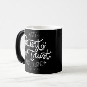 忍耐強く、旅のコーヒーマグを信頼する モーフィングマグカップ (正面左)