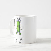 忍耐、スタッフによって立つバッタのマグ コーヒーマグカップ (正面左)