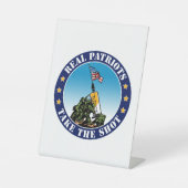 志士実在達がシュートを取る – 硫黄島プロVAXクラ 台座サイン (正面)