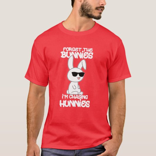 忘れThe Bunnies おもしろい I's Chasing Hunnies Easte Tシャツ (正面)
