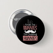 忘れThe Bunnies Im Chasing HunniesおもしろいイースターB 缶バッジ (正面&裏面)