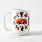 忙しい消防士が付いている普通消防車 コーヒーマグカップ (左)