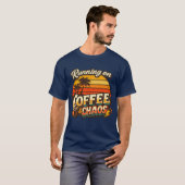 忙しい生活にぴったりな「Coffee & Chaos Humor Design」Tシャツ Tシャツ (正面フル)