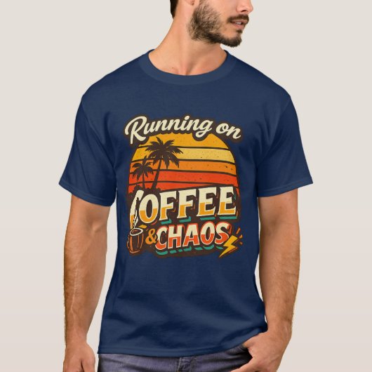 忙しい生活にぴったりな「Coffee & Chaos Humor Design」Tシャツ Tシャツ (正面)