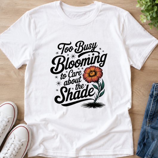 忙しく咲く - 変わった花のデザイン Tシャツ