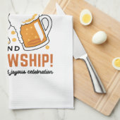 応援から信仰とフェローシップ – オクトーバーフェストティー キッチンタオル (四つ折り)