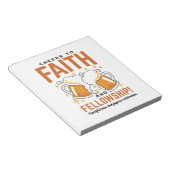 応援から信仰とフェローシップ – オクトーバーフェストティー ノートパッド (アングル)