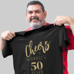 応援から50歳の誕生日パーソナライズされた黒 Tシャツ<br><div class="desc">金ゴールドモダンタイポグラフィスクリプト応援へ50歳の誕生日パーティー名パーソナライズされた黒のゲスト名誉tシャツ任意の年齢の大人のマイルストーンの誕生日。</div>