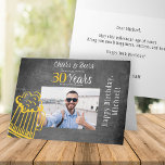 応援とビール30th men birthdayカスタム photo カード<br><div class="desc">インフォーマルなおもしろい応援とビールの男性30歳の誕生日の写真の誕生日のグリーティングカードカスタムとタイポグラフィスクリプトと黄色いドードルビールマグと素朴なヴィンテージダークグレーの黒板の背景に渦巻く。             任意の年齢またはマイルストーンの誕生日パーティーや長距離の仮想お祝いのための記念品として適している。          写真、年齢、名前と日付を前面と内部でパーソナライズする簡単!</div>