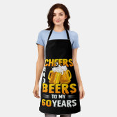 応援とビール60年60誕生日ギフト エプロン (着用した状態)