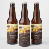応援ロマンチックな夕日が楽しく過ぎ去る結婚と ビールラベル (ボトル)