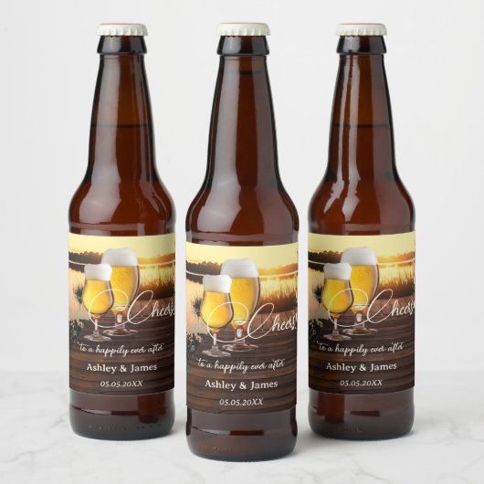 応援ロマンチックな夕日が楽しく過ぎ去る結婚と ビールラベル (ボトル)