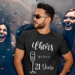 応援任意の年齢の男性に歳のタイポグラフィ誕生日 Tシャツ<br><div class="desc">応援に21歳の男の名前の誕生日tシャツトレンディーブラシ手書き手書き白いタイポグラフィスクリプトとシャンパンフルート… 名前と年齢でパーソナライズする簡単。</div>