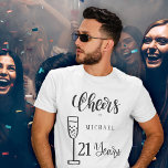応援任意の年齢の男性に歳のタイポグラフィ誕生日 Tシャツ<br><div class="desc">応援21歳の男の名前の誕生日tシャツトレンディーブラシ手書きタイポグラフィスクリプトとシャンパンフルート… 名前と年齢でパーソナライズする簡単。</div>