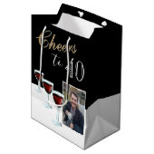 応援40赤ワイングラス写真40歳の誕生日 ミディアムペーパーバッグ (正面アングル)