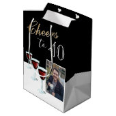 応援40赤ワイングラス写真40歳の誕生日 ミディアムペーパーバッグ (裏面アングル)