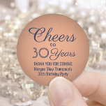 応援Any Year Birthday Party Navy Blue & Copper ラウンドシール<br><div class="desc">バースデーパーティパーソナライズされたーに仕上げtouchを追加する感謝のノートまたはこれらのネイビーブルーと銅フォイルフェイクラウンドスティッカー/封筒用シールとの好意。すべての文字シンプルが削除カスタマイズに対して実行される。このテンプレートは30歳の誕生日に設定されているが、別の年や記念日などのイベントに簡単に変更できる。デザインは銅メタリックなルックの背景を備スタイリッシュえ、スクリプト書道「30年への応援」、下部にミニマルモダンタイポグラフィカスタマイズ可能メッセージを書く。</div>