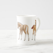 快活で小さい子馬の骨灰磁器のマグ ボーンチャイナマグカップ (正面右)