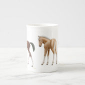 快活で小さい子馬の骨灰磁器のマグ ボーンチャイナマグカップ (正面)