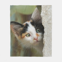 快適なかわいく好奇心が強い子ネコの詮索好きな目 フリースブランケット