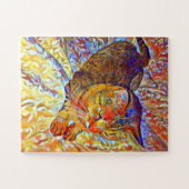 快適なベッドの上で休む茶色のタビー猫 ジグソーパズル (横)