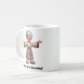 快適なルームウェアを着た明るいシニア コーヒーマグカップ (正面左)