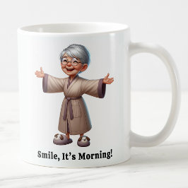 快適なルームウェアを着た明るいシニア コーヒーマグカップ