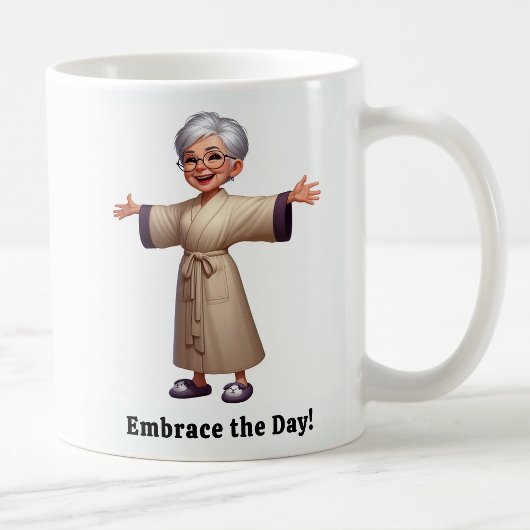 快適なルームウェアを着た明るいシニア コーヒーマグカップ