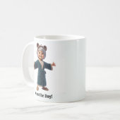 快適なルームウェアを着た明るいシニア コーヒーマグカップ (正面左)