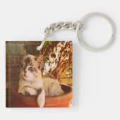 快適な眠い子猫 キーホルダー (裏面)