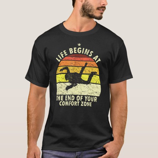 快適ゾーンの果てに人生は始まる スカイダイビング Tシャツ (正面)