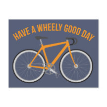 快適日自転車のポストカードを持っている