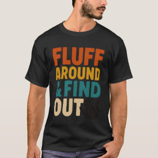 怒った猫のモフモフが気になるレトロおもしろTシャツ Tシャツ