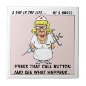 怒っているナースは大きい針と患者を脅します タイル (正面)