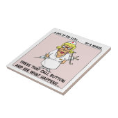 怒っているナースは大きい針と患者を脅します タイル (側面)